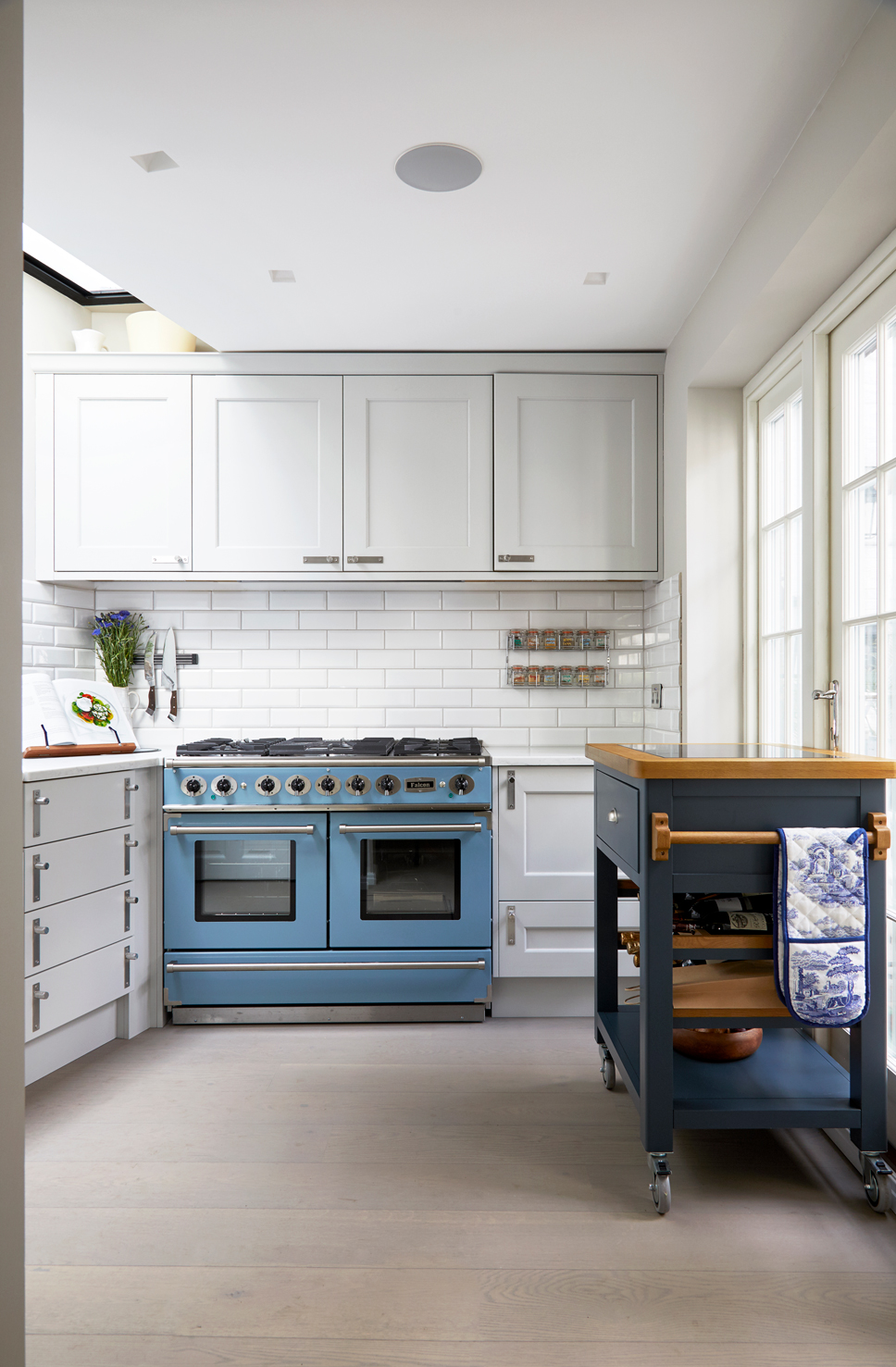 Shaker style Hampstead kitchen with a sleek, cottage-inspired design featuring thinner door borders for a more spacious feel. The kitchen blends traditional charm with modern proportions, offering a sophisticated yet welcoming atmosphere.